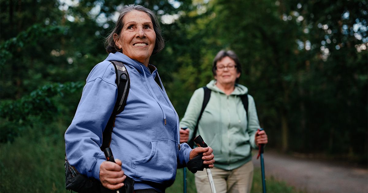 Pășind 100 de minute zilnic, îți poți reduce riscul de dureri cronice de spate