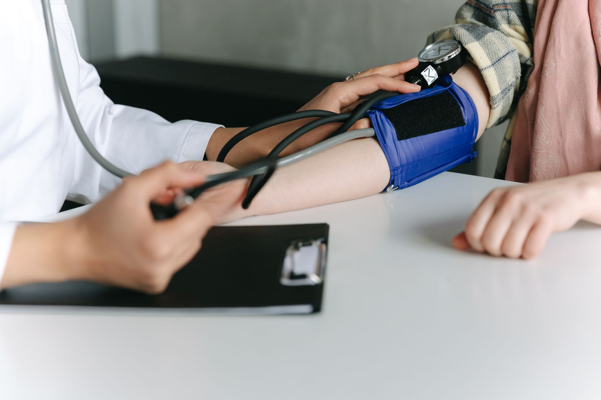 De ce ezităm să ne programăm la medic, chiar și când conștientizăm că este necesar
