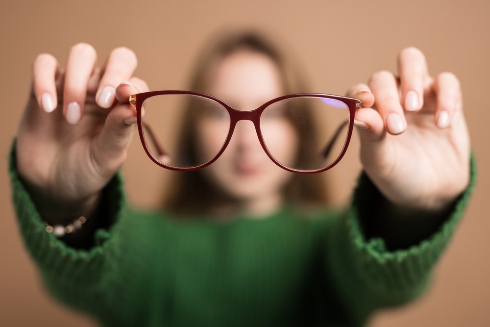Se poate agrava astigmatismul pe parcursul timpului? Factorii care determină schimbările dioptriilor