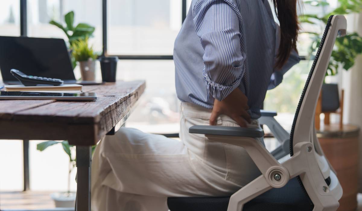 Opt ore de stat pe scaun? Descoperă ce poate și ce nu poate îndrepta o oră de exerciții fizice