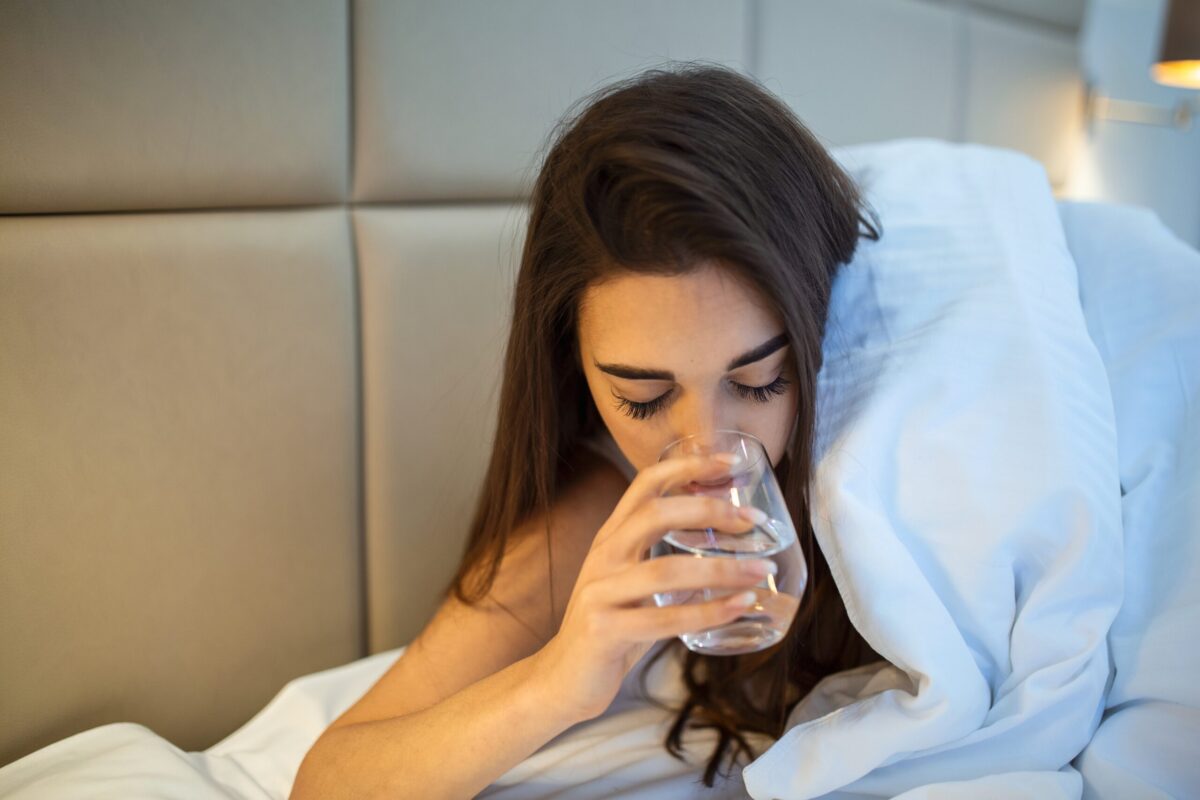 Un specialist atrage atenția asupra riscurilor consumului de apă înainte de somn. Cum îți poate influența aceasta odihna nocturnă
