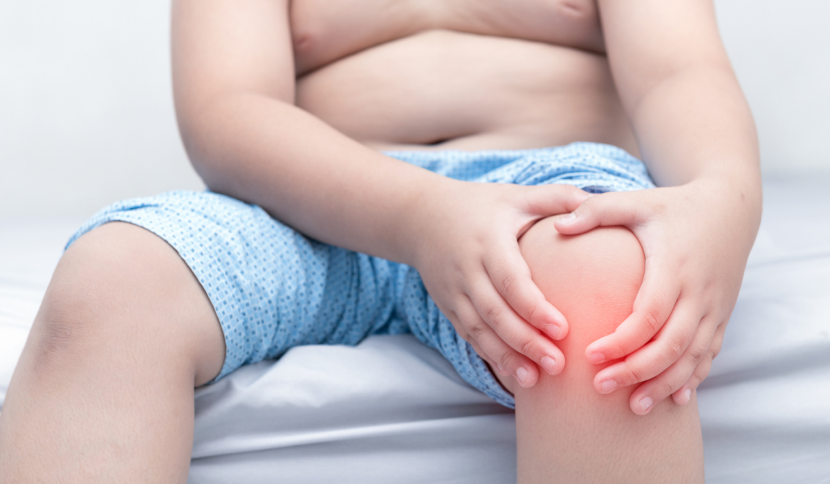 Articulațiile copilului: când durerile nu sunt doar „dureri de creștere” – semnele artritei juvenile pe care trebuie să le cunoașteți