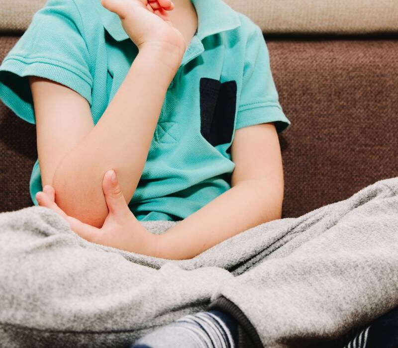„Dureri de creștere sau artrită juvenilă? Indicii care ar trebui să îngrijoreze părinții și să îi conducă la medic” 3 dureri de crestere sau artrita juvenila semnele care ar trebui sa ii trimita pe parinti la medic 6aa3c3c96b1cd