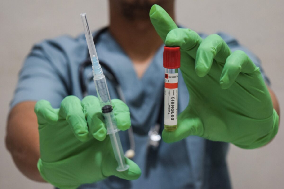 Vaccinul împotriva zonei zoster ar putea diminua riscul de infarct și accident vascular cerebral, conform unui studiu recent